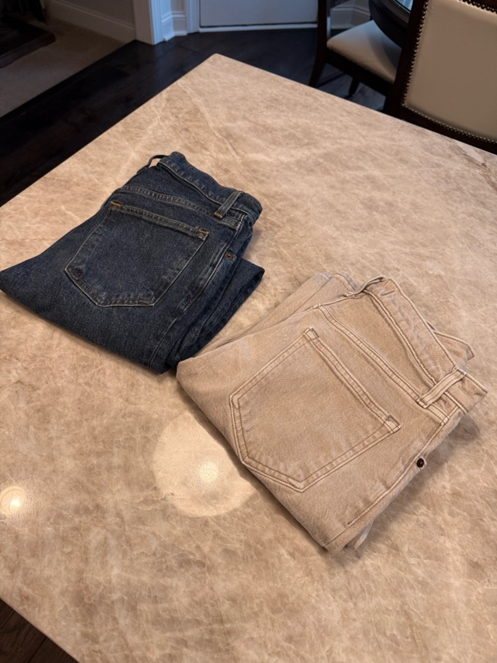 2 PAIRS of Abercrombie & Fitch High-Rise Jeans in Dark Blue and Light Beige, 2S
